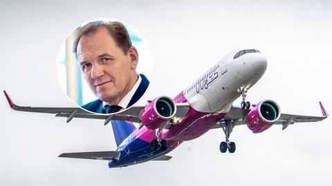 Wizz Air har startet flyvninger på norsk innenriks, og de ansatte om bord er fløyet inn fra Polen. Leder Yngve Carlsen (innfelt) i Norsk Flygerforbund reagerer kraftig på innholdet i arbeidskontraktene til flere av dem.