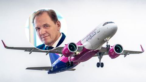 Wizz Air har startet flyvninger på norsk innenriks, og de ansatte om bord er fløyet inn fra Polen. Leder Yngve Carlsen (innfelt) i Norsk Flygerforbund reagerer kraftig på innholdet i arbeidskontraktene til flere av dem.