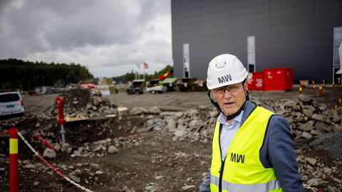 Lars Christian Bacher (bildet) inspiserer byggingen av Morrows fabrikk nær Arendal i august i fjor.