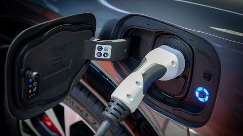 At vi er ledende i å kjøpe elbiler, kvalifiserer oss ikke til å bli ledende i å produsere batterier, skriver Steinar Juel.