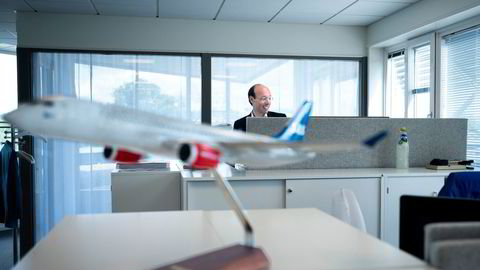 SAS-sjef Anko van der Werff prøver å se inn i fremtiden mens selskapet står i en konkursprosess. Her fra hovedkontoret i Stockholm og med et mer klassisk SAS-fly i forgrunnen.