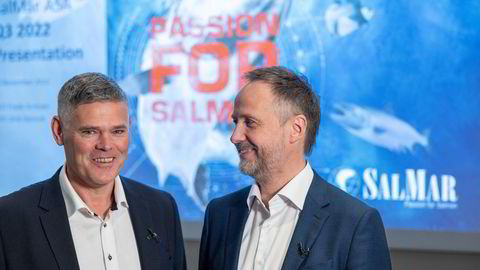 Salmar-sjef Frode Arntsen, til høyre, presenterer kvartalsresultatene sammen med finansdirektør Ulrik Steinvik.