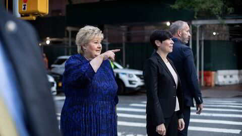 Høyres forslag bidrar til en tydelig politisering av Oljefondet, der partiet bruker fondet som et politisk verktøy, mener skribentene. Erna Solberg og Ine Marie Eriksen Søreide.