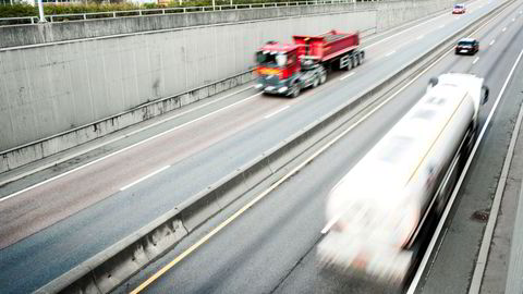 Det er ikkje berre personbilar som fyller drivstoff. Det gjer også næringstransporten. Den står for heile 60 prosent av samla utslepp frå vegtrafikken fram mot 2030, skriv Sveinung Rotevatn.