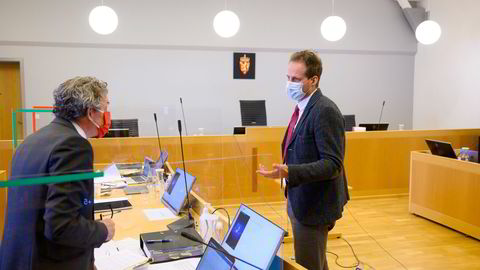 Advokat Knut Henrik Strømme (til venstre) forsvarer korrupsjonstiltalte Harald Svendsen som tirsdag fikk en rekke spørsmål fra aktor, førstestatsadvokat Esben Kyhring i Økokrim.
