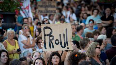 NOK! Sint kvinne med plakat i protest mot overturisme og huspriser på Mallorca i juli 2024.