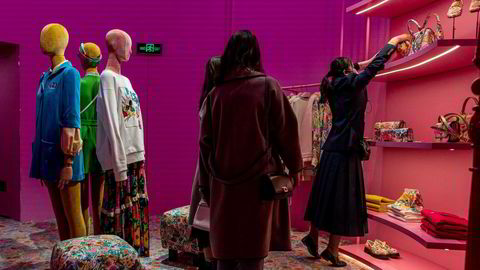 Etterspørselen etter europeisk luksus er svært høy i Kina, slik som her i en Gucci-butikk i Beijing fra april i år.