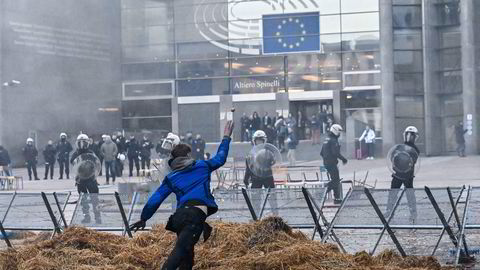 Sint bonde kaster egg mot politiet utenfor Europarlamentet i Brussel. Nå letter EU på klimakrav til bøndene.