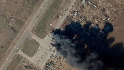 Det ukrainske forsvaret har ødelagt flere russiske militærhelikoptre ved den internasjonale flyplassen i Kherson, viser satellittbilder fra Planet Labs. På bilder, som er verifisert av CNN, kan man se store skyer av svart røyk og flere helikoptre som står i brann. Det dreier seg om minst tre helikoptre.