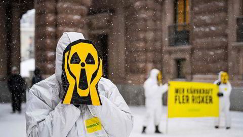 Både svenskene og tsjekkerne har planer om å bygge mer kjernekraft, men primært moden, konvensjonell teknologi, skriver kronikkforfatterne. Greenpeace-aktivister utenfor Riksdagen i Stockholm 23. november 2023.