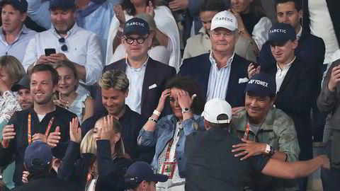 Noen dager før avgangen ble kjent, var avtroppende Arctic-sjef Mads Syversen på semifinalen i French Open med investor og mangeårig kunde Tore Aksel Voldberg. Den Arctic-sponsede tennisspilleren Casper Ruud vant kampen og gikk til finalen i mesterskapet.