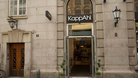 Den svenskeide klesbutikken Kappahl Norge fikk ni millioner kroner av den norske koronastøtten i 2020. I 2021 delte Kappahl ut 125 millioner kroner i utbytte. – Et normalt prinsipp, svarer styrelederen. Her fra kleskjedens butikk i Karl Johans gate i Oslo.