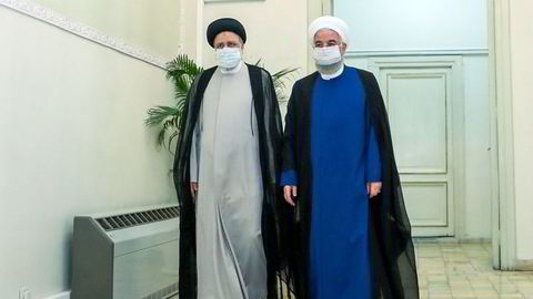 Avtroppende president Hassan Rouhani (til høyre) og arvtageren Ebrahim Raisi på et offisielt bilde fra iranske myndigheter.