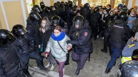 Russere på flukt nå er unge, velutdannede og ettertraktet på arbeidsmarkedet, skriver Laura A. Janda. Bildet: Her arrestasjoner etter antikrigsprotester i St. Petersburg 2. mars.