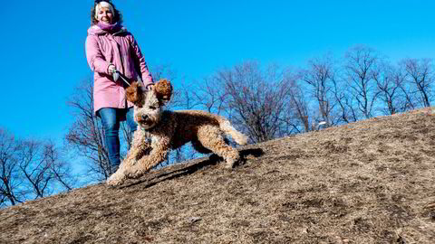 – Da pandemien kom, så vi en mulighet til å ha tid til å ta oss av en hund i valpetiden, sier Anne Øyen med åtte måneder gamle Bark i Stensparken i Oslo.