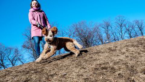 – Da pandemien kom, så vi en mulighet til å ha tid til å ta oss av en hund i valpetiden, sier Anne Øyen med åtte måneder gamle Bark i Stensparken i Oslo.