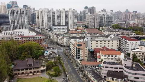 Det er tomme gater i storbyen Shanghai. Finansbyen med over 26 millioner er en av minst 23 kinesiske storbyer som er helt eller delvis nedstengt. Nesten 200 millioner mennesker er direkte berørt.