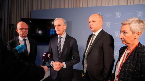 Partene i arbeidslivet møttes mandag for å snakke om årets lønnsoppgjør hos statsminister Jonas Gahr Støre. Administrerende direktør i NHO, Ole Erik Almlid (f.v.), statsminister Jonas Gahr Støre, finansminister Trygve Slagsvold Vedum og LO-leder Peggy Hessen Følsvik etter møtet i regjeringens kontaktutvalg.