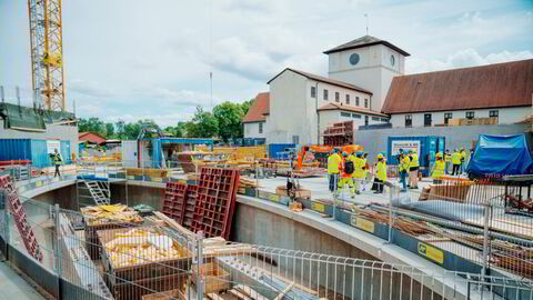 Tomten utenfor det gamle Vikingskipsbygget i Oslo er en byggeplass. Det kan først gjenåpne i 2027 etter rødgrønne budsjettkutt, skriver direktøren.