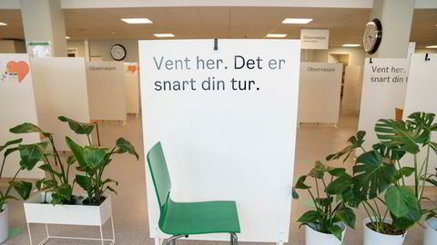 I snitt ble 11 uvaksinerte personer mellom 18 og 64 innlagt på sykehus med covid-19 hver dag de siste fire ukene. Daglig er det rundt 2000 akuttinnleggelser på somatiske sykehus i Norge, skriver artikkelforfatterne.