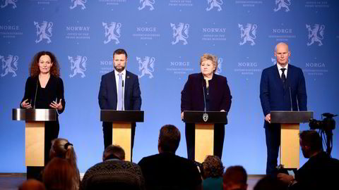 Lederne må også lære av det de gjorde bra, ikke bare av sine feil, skriver artikkelforfatteren. Her fra pressekonferanse om nye koronatiltak med Camilla Stoltenberg, Bent Høie, Erna Solberg og Bjørn Guldvog.