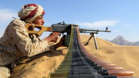 En soldat som kjemper på vegne av regjeringen mens han skyter mot Houthi-opprørere nord i Jemen. Er det lurt å være så enøyd opptatt av krigen i Ukraina? spør artikkelforfatteren.