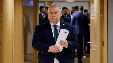 Bøyde av. Ungarns statsminister Viktor Orban ankommer EU-toppmøtet etter en alvorsprat med andre kolleger.