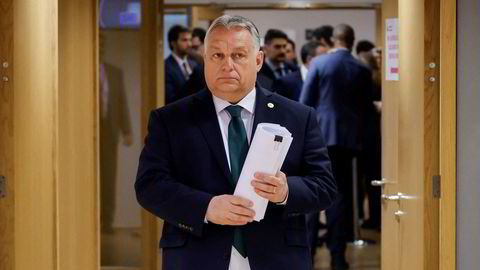 Bøyde av. Ungarns statsminister Viktor Orban ankommer EU-toppmøtet etter en alvorsprat med andre kolleger.