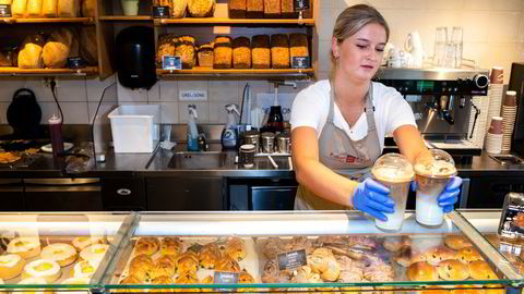 Butikkmedarbeider Andrea Hjelseth i Baker Brun serverer islatte.