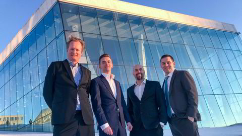 Sentrale Harmonychain-aktører foran Operaen i Oslo: Fra venstre gründer og avtroppet styreleder Bjørn Zachrisson, konsernsjef Ola Stene-Johansen, teknologidirektør Christian Rustad og finansdirektør Ben Miklozek.