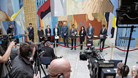 Under koronaen har det blitt brukt mye oljepenger. Vårt politiske system preges av fartsblindhet, skriver artikkelforfatterne. Her fra ressekonferanse om koronatiltak 16. mars i fjor.