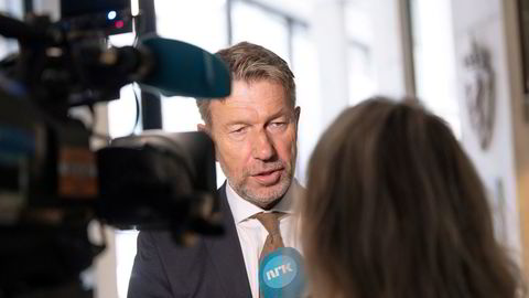 Olje- og energiminister Terje Lien Aasland snakker med pressen etter møtet om kraftsituasjonen på Statsministerens kontor.
