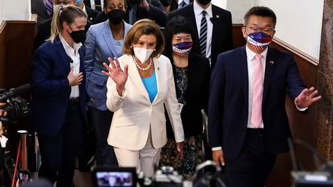 Nancy Pelosi sammen med visepresident Tsai Chi-chang etter besøk i parlamentet i Taipei onsdag.