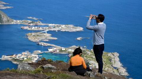 Regjeringene foreslår at det skal være opp til hver enkelt kommune å innføre turistskatt på overnatting. Det er foreløpig uklart hva de seks kommunene i Lofoten, her med Reine i bakgrunnen, vil gjøre.