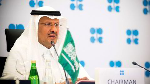 Saudi Arabias energiminister prins Abdulaziz bin Salman Al-Saud på et tidligere Opec-møte i april. Saudi Arabia går med på forslaget om å forlenge de nåværende produksjonskuttene.
