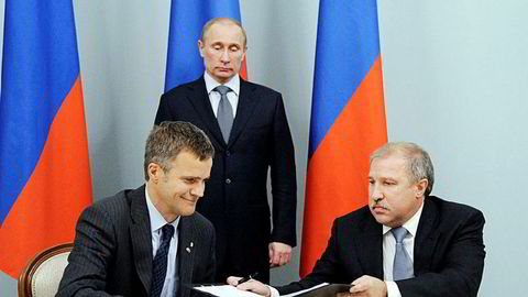 Vladimir Putin sto like bak under signeringsseremonien med Helge Lund og Eduard Khudajnatov.