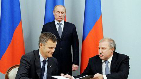 Vladimir Putin sto like bak under signeringsseremonien med Helge Lund og Eduard Khudajnatov.