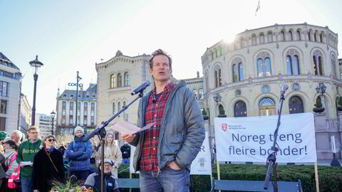 Jon Almaas (bildet) og kona har 250 mål i Nes kommune på Romerike, skal dyrke korn, ha geiter og sauer og kanskje høner, fortalte han torsdag til bønder som demonstrerte utenfor Stortinget.