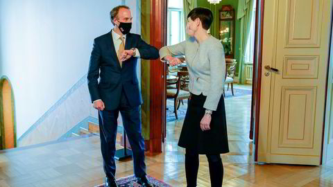 Den britiske utenriksministeren, Dominic Raab, får reise rundt på viktige møter, som her med sin norske kollega Ine Eriksen Søreide torsdag. Hun må holde seg hjemme.