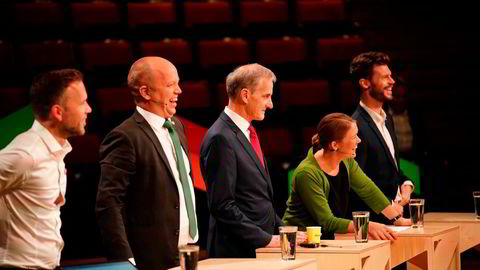 Den nye regjeringa bør legge opp til en full revisjon av energipolitikken som har vært ført siden 1990, da energiloven ble vedtatt, skriver Bjørnar Moxnes. Her partilederne Trygve Slagsvold Vedum (Sp) og Jonas Gahr Støre (Ap).