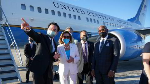 Taiwans utenriksminister Joseph Wu (til venstre) orienterer Speaker Nancy Pelosi før avreise fra Taiwan 3. august.