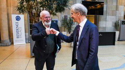 Statsminister Jonas Gahr Støre (til høyre) møter Europakommisjonens visepresident Frans Timmermans under et besøk i Brussel i slutten av februar.