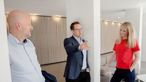 Ivar Vigdenes (i midten) har vært en av Senterpartiets fremtredende politikere, både som ordfører og i regjeringsapparatet. Nå har Sigbjørn Aanes og Liselotte Lunde i First House sikret seg ham.