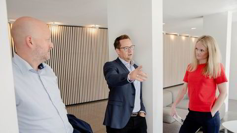 Ivar Vigdenes (i midten) har vært en av Senterpartiets fremtredende politikere, både som ordfører og i regjeringsapparatet. Nå har Sigbjørn Aanes og Liselotte Lunde i First House sikret seg ham.