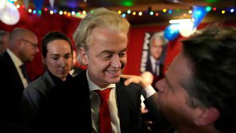 Høyrepopulisten Geert Wilders, leder av det islamkritiske partiet PVV, gratuleres av en tilhenger etter at en valgdagsmåling gir PVV en solid ledelse i onsdagens valg.