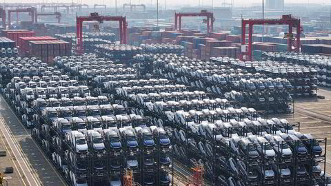 Elektriske biler fra BYD lastes om bord på bilskip ved Taicang-havnen i Suzhou.