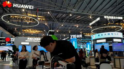 I 2018 var Huawei en av verdens tre største smarttelefonprodusenter og målet var å bli større enn Apple. Slik gikk det ikke.