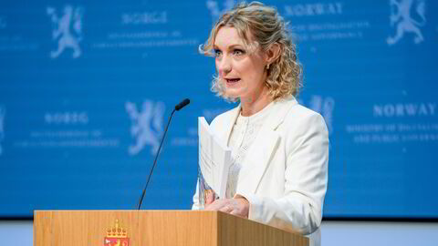 Det er regjeringen som burde stå forrest i forsvarsrekken for digitale rettigheter, skriver Tobias Dahl. På bildet: Digitaliserings- og forvaltningsminister Karianne Tung (Ap).