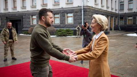 Europakommisjonens president Ursula von der Leyen Ukrainas president Volodymyr Zelenskyj møtte før EU-Ukraina toppmøtet fredag, men vil ikke lovet landet tidlig EU-medlemskap.