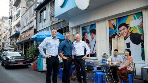 Telenortopper i Myanmar i 2017. Fra venstre: Severin Roald, til. landssjef Lars Erik Tellmann og konsernsjef Sigve Brekke i Lanmadaw township i Yangon, Myanmar